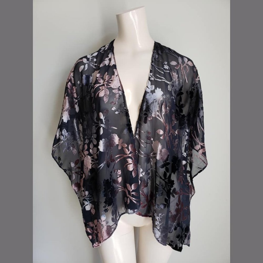 Loft Short Kimono - Picture 2 of 10